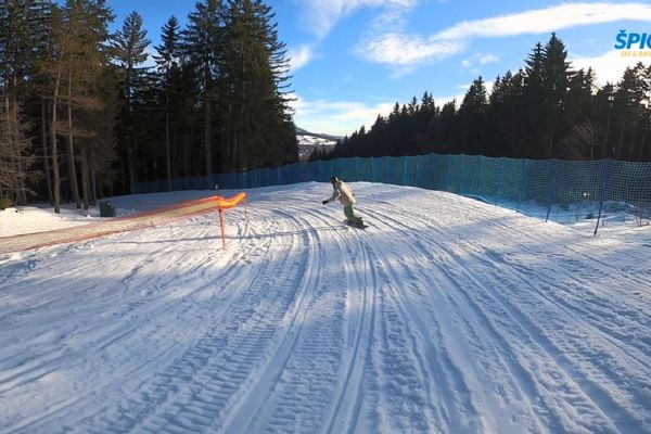 Už od včerejška si lyžaři a snowboardisté volně užívají olympijskou skikrosovou trať
