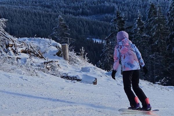 Víkend na Špičáku: 3,5 km tratí a slalom na Spodní Šanci