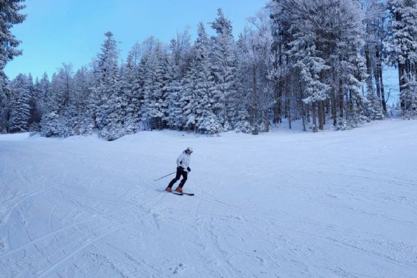 Připadlo 15 cm sněhu a příští víkend startují skikrosové závody