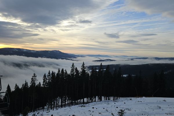 O víkendu v provozu 90% sjezdovek a startují pětidenní víkendové kurzy