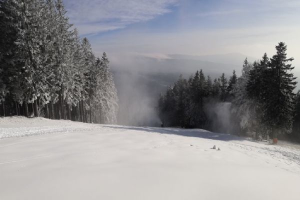 Přípravy první sjezdovky finišují, začátek sezóny odložen