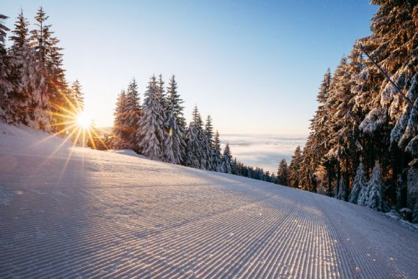 Na třech sjezdovkách se stále lyžuje v celé jejich délce