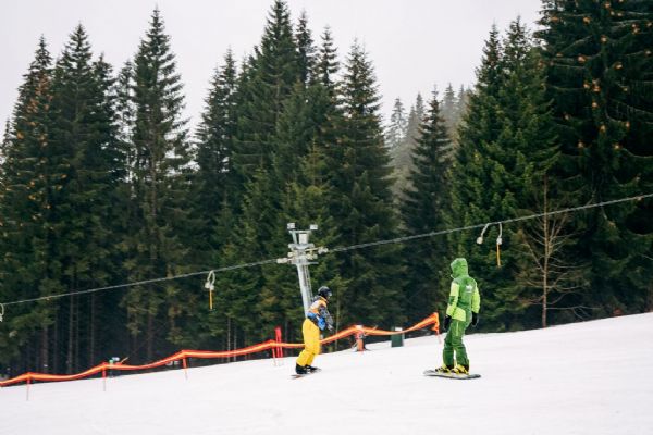 Aktuálně lyžujeme na polovině sjezdovek. Už v pátek první večerní lyžování.