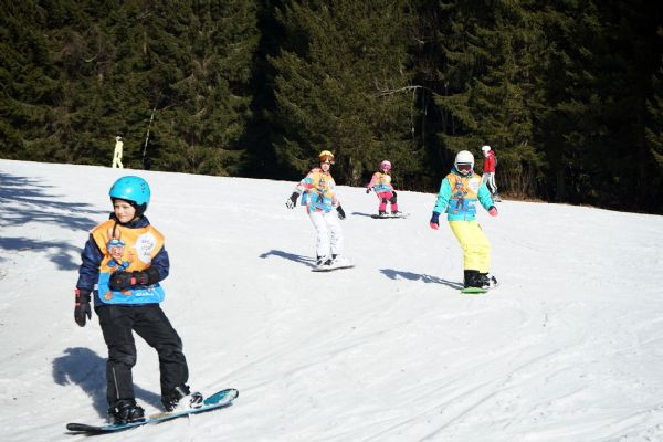 Na Špičáku se v těchto dnech lyžuje na zhruba 3 kilometrech sjezdovek