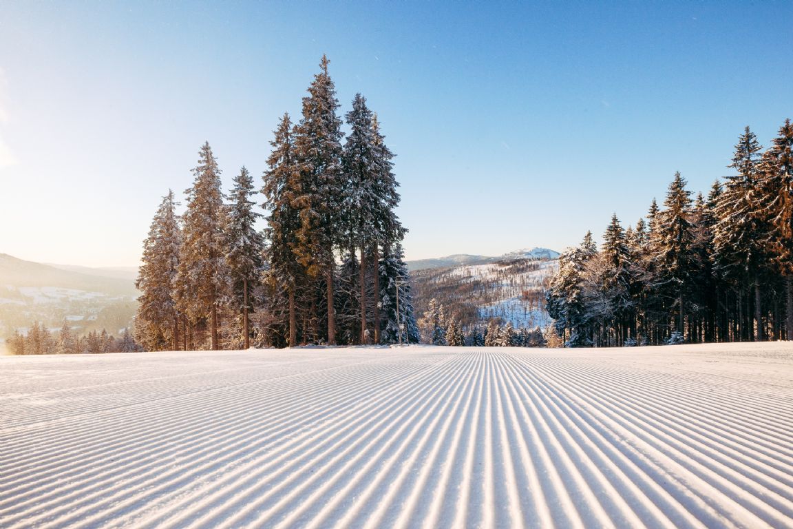 V termínu pololetních prázdnin a začátku jarních se lyžuje na 6 kilometrech sjezdovek